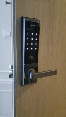 khóa hafele thay pin kém chất lượng