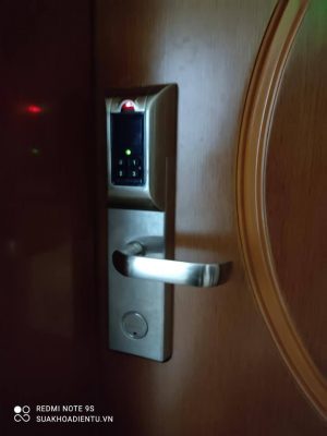 Khóa adel 4910 kẹt chốt, khó đóng mở.