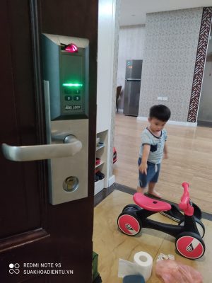 khóa adel hao pin, thay pin liên tục