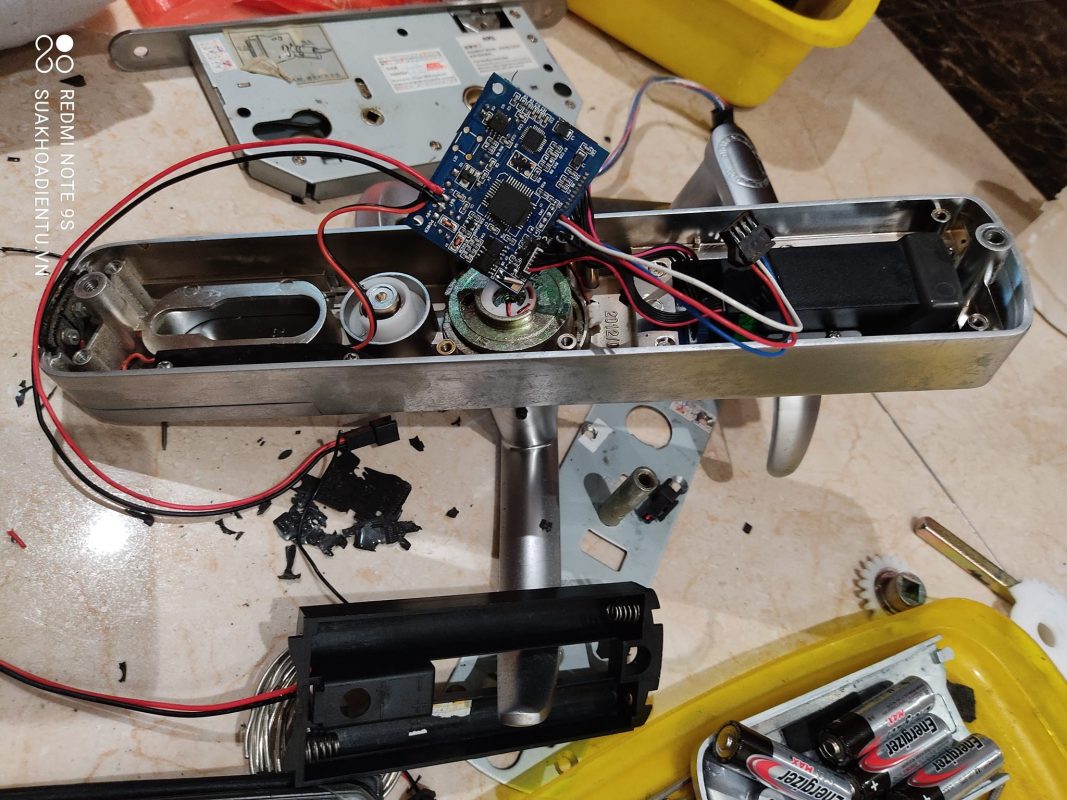 khóa adel hao pin, thay pin liên tục