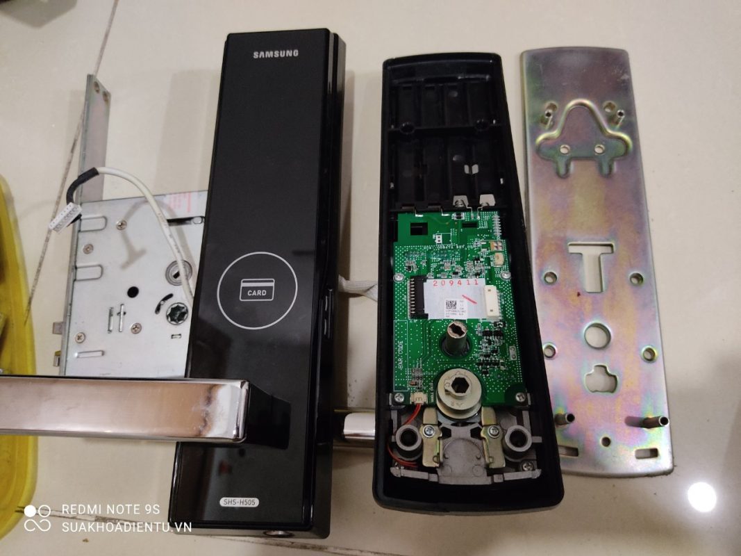 Khóa samsung không tự động đóng cửa
