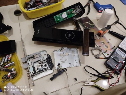 Khóa samsung không tự động đóng cửa