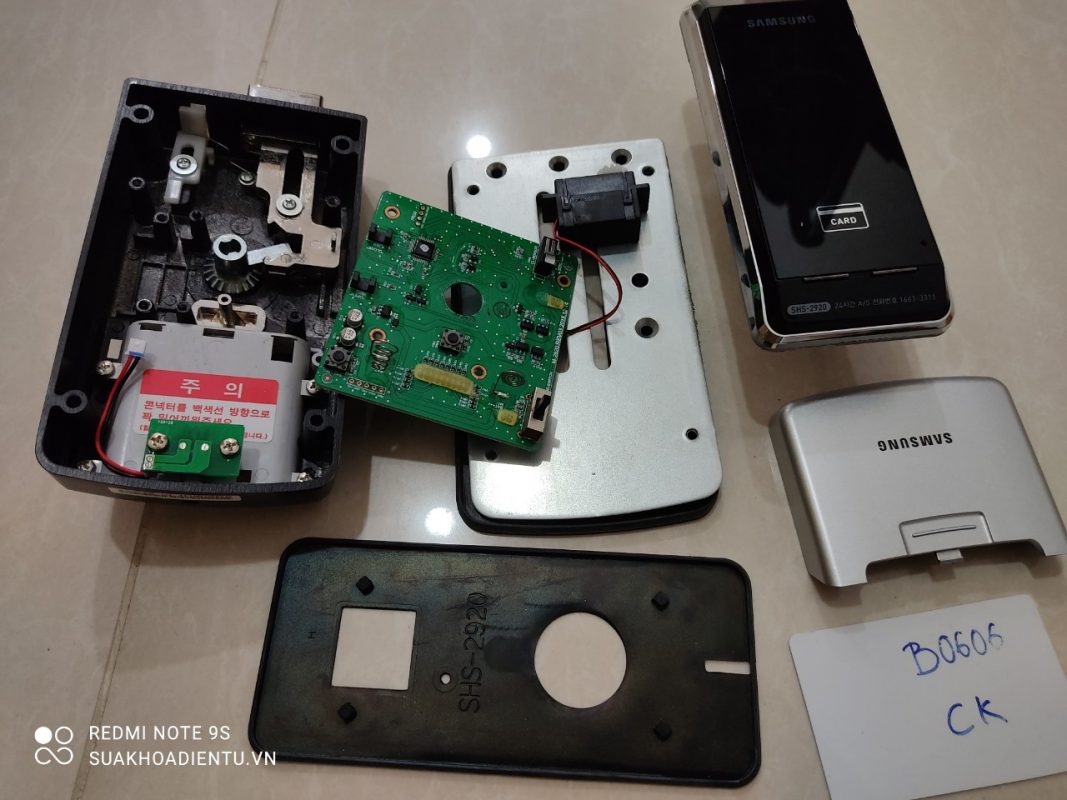 Khóa samsung không tự động đóng cửa