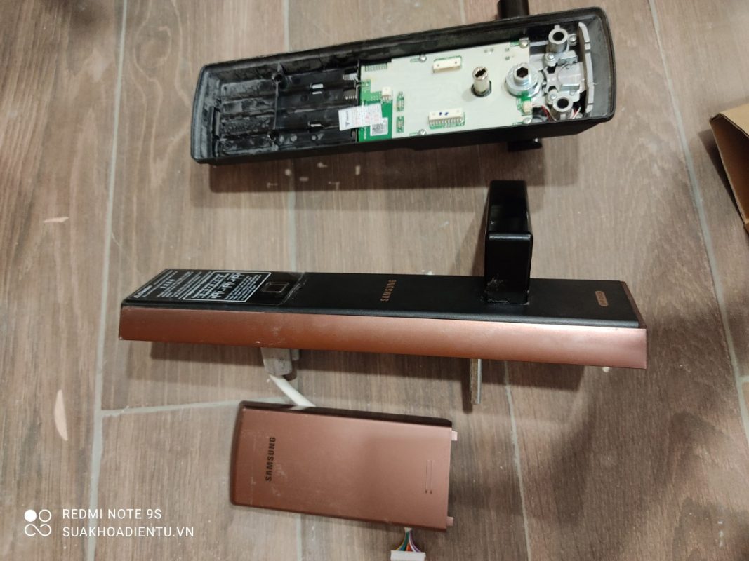 Khóa samsung không tự động đóng cửa