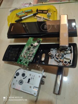 Tại sao khóa cửa điện tử Samsung nhanh hết pin ?