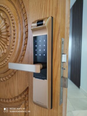 Khóa Yale không tự động khóa cửa.