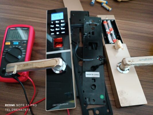 Sửa khóa cửa Dessman thay pin liên tục