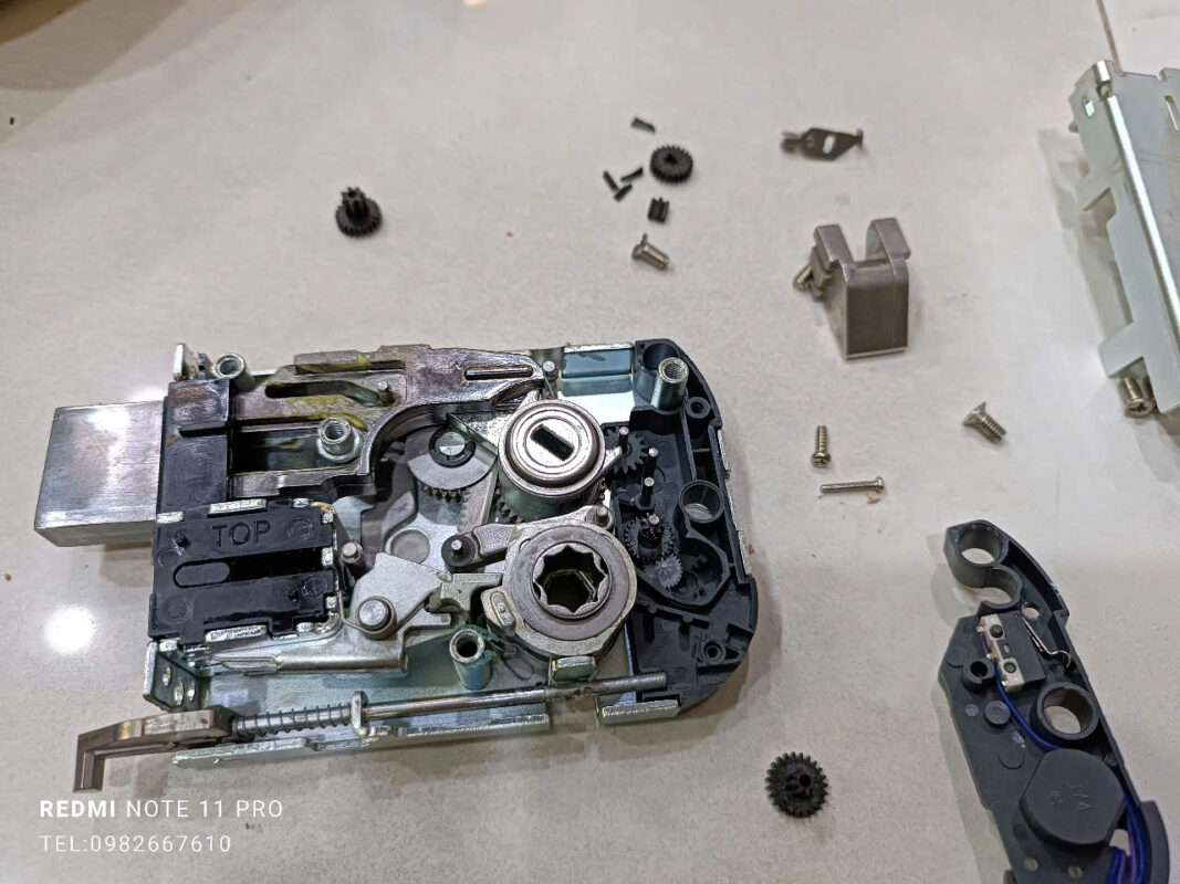 Khóa cửa samsung không khóa, báo chớp đỏ